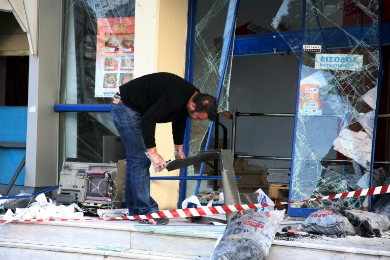 Πάτρα: Ξήλωσαν το ΑΤΜ και έφυγαν σαν κύριοι! | Newsit.gr Πάτρα: Ξήλωσαν το ΑΤΜ και έφυγαν σαν κύριοι! | Newsit.gr