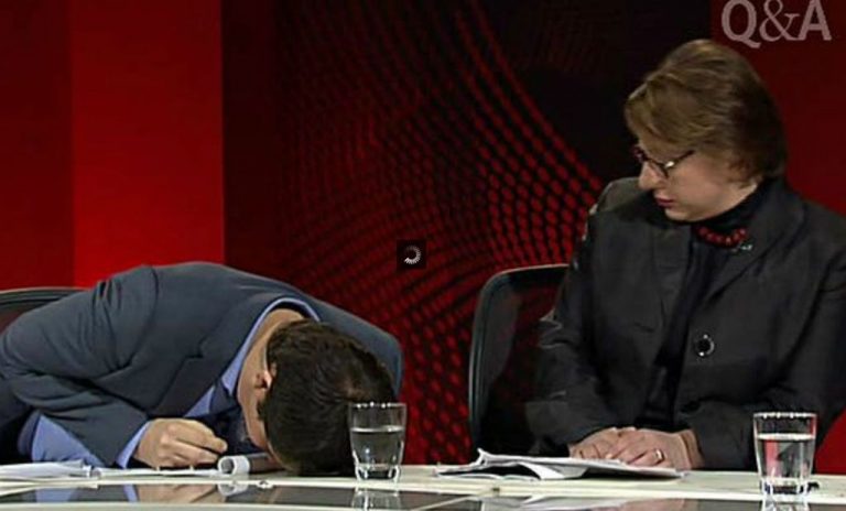 Λιποθύμησε ζωντανά στον αέρα – Βίντεο | Newsit.gr Λιποθύμησε ζωντανά στον αέρα – Βίντεο | Newsit.gr