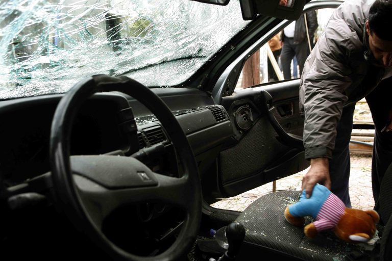 Πέταξαν σκαμπό από καφετέρια σε αυτοκίνητο του ΣΥΡΙΖΑ | Newsit.gr Πέταξαν σκαμπό από καφετέρια σε αυτοκίνητο του ΣΥΡΙΖΑ | Newsit.gr