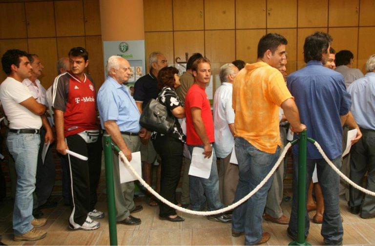 Θεσσαλονίκη: Αυτοπυρπολήθηκε μέσα σε τράπεζα για τα χρέη του! | Newsit.gr Θεσσαλονίκη: Αυτοπυρπολήθηκε μέσα σε τράπεζα για τα χρέη του! | Newsit.gr