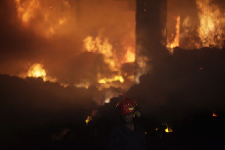 Διπλή τραγωδία στο Μπαγκλαντές – Πάνω απο 130 νεκροί | Newsit.gr Διπλή τραγωδία στο Μπαγκλαντές – Πάνω απο 130 νεκροί | Newsit.gr