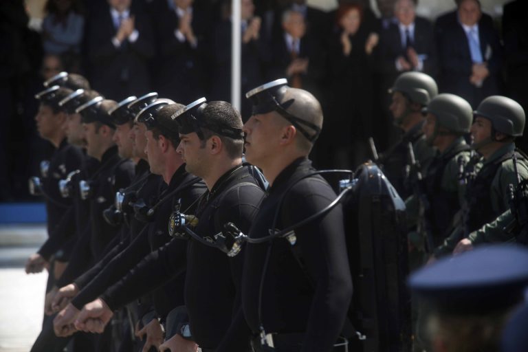 Αναβάλλεται η δίκη των βατραχανθρώπων που φώναζαν ρατσιστικά συνθήματα σε παρέλαση | Newsit.gr Αναβάλλεται η δίκη των βατραχανθρώπων που φώναζαν ρατσιστικά συνθήματα σε παρέλαση | Newsit.gr