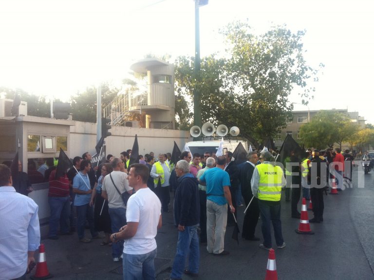 Με μαύρες σημαίες έξω από το υπουργείο οι αστυνομικοί υπάλληλοι | Newsit.gr Με μαύρες σημαίες έξω από το υπουργείο οι αστυνομικοί υπάλληλοι | Newsit.gr