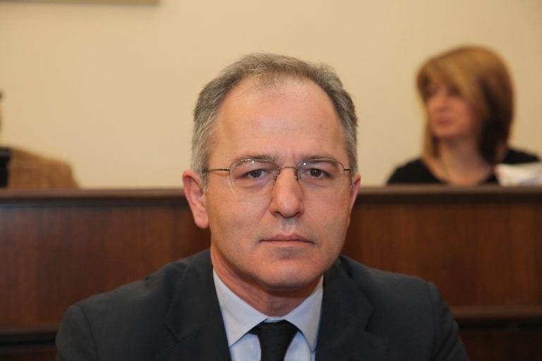 Γιούχαραν και πέταξαν μπουκάλια οι εργαζόμενοι της ΕΑΒ στον Μπεγλίτη στην Τανάγρα | Newsit.gr Γιούχαραν και πέταξαν μπουκάλια οι εργαζόμενοι της ΕΑΒ στον Μπεγλίτη στην Τανάγρα | Newsit.gr
