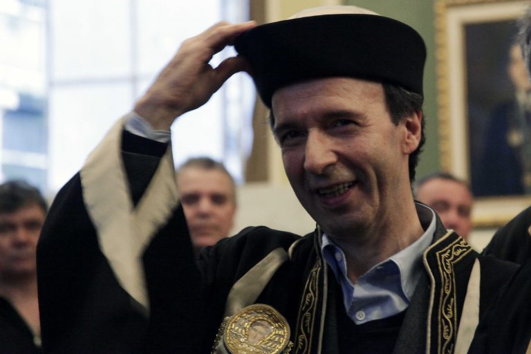 Ο Μπενίνι και τα… σουτζουκάκια! – «Όλοι χρωστάμε στην Ελλάδα» BINTEO | Newsit.gr Ο Μπενίνι και τα… σουτζουκάκια! – «Όλοι χρωστάμε στην Ελλάδα» BINTEO | Newsit.gr