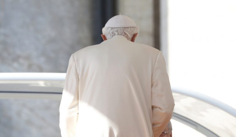 Ο Πάπας φεύγει κι αφήνει πίσω… σκάνδαλα | Newsit.gr Ο Πάπας φεύγει κι αφήνει πίσω… σκάνδαλα | Newsit.gr