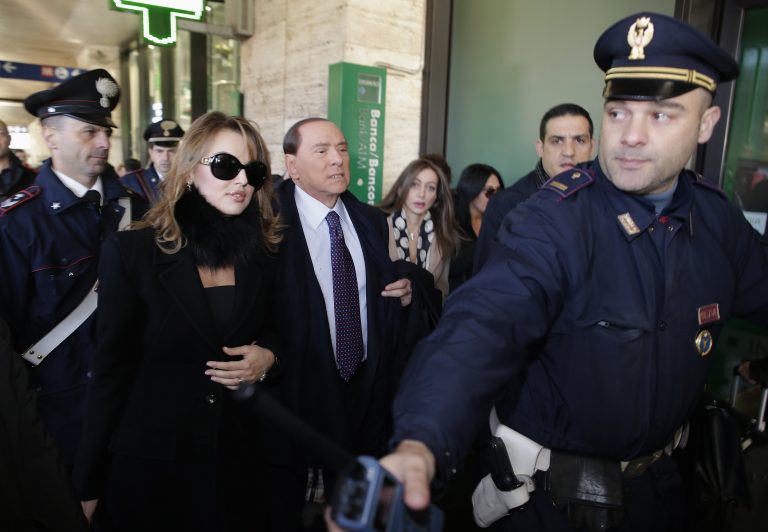 Έξαλλος ο Μπερλουσκόνι! Κυκλοφορεί με λιγότερους σωματοφύλακες | Newsit.gr Έξαλλος ο Μπερλουσκόνι! Κυκλοφορεί με λιγότερους σωματοφύλακες | Newsit.gr