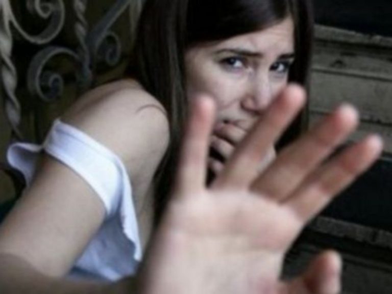 Προσπάθησαν να γδύσουν την ανήλικη κόρη γνωστού επιχειρηματία της Πάτρας! | Newsit.gr Προσπάθησαν να γδύσουν την ανήλικη κόρη γνωστού επιχειρηματία της Πάτρας! | Newsit.gr