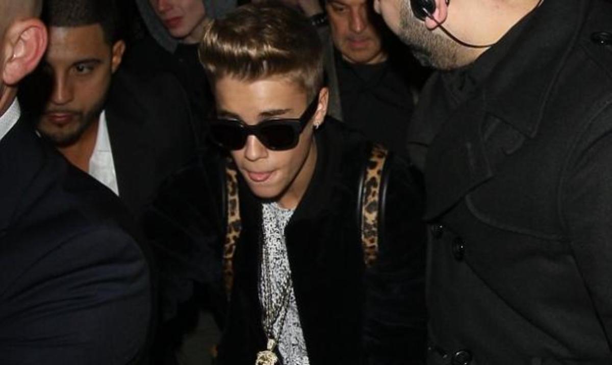 O Justin Bieber βγήκε να γιορτάσει τα γενέθλια του και τον πέταξαν έξω! | Newsit.gr O Justin Bieber βγήκε να γιορτάσει τα γενέθλια του και τον πέταξαν έξω! | Newsit.gr