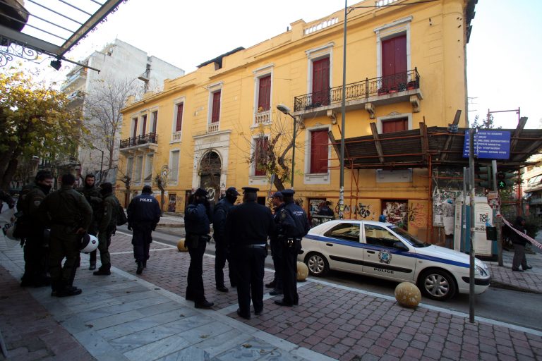 Επεισόδια στα δικαστήρια για τους συλληφθέντες της Βίλας Αμαλία | Newsit.gr Επεισόδια στα δικαστήρια για τους συλληφθέντες της Βίλας Αμαλία | Newsit.gr