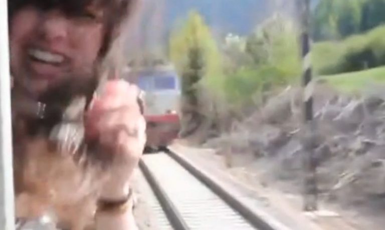 Διερχόμενο τρένο παραλίγο να της κόψει το κεφάλι! – ΒΙΝΤΕΟ | Newsit.gr Διερχόμενο τρένο παραλίγο να της κόψει το κεφάλι! – ΒΙΝΤΕΟ | Newsit.gr