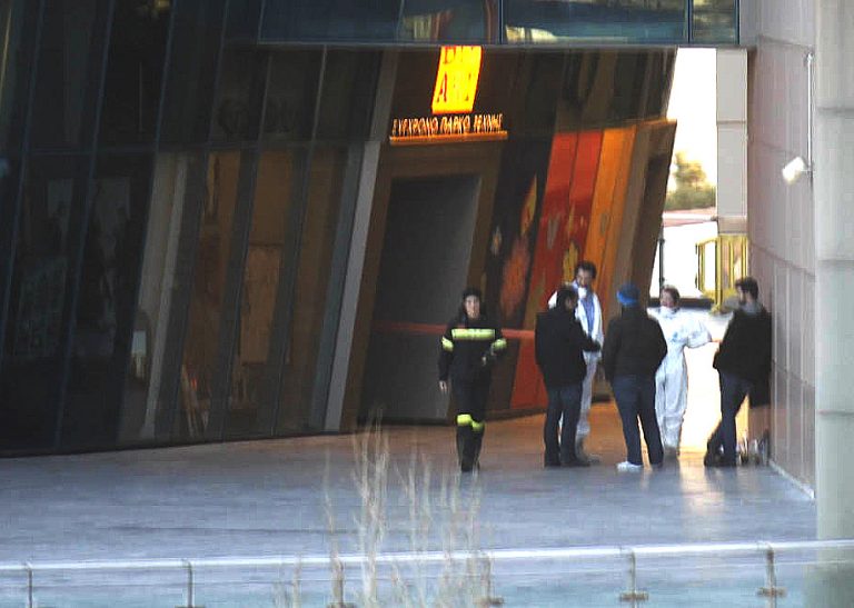Τα βίντεο από το Mall άρχισαν να «μαρτυρούν» – Γυναίκα ήταν τελικά ο βομβιστής – Την πρόδωσαν τα αξεσουάρ | Newsit.gr Τα βίντεο από το Mall άρχισαν να «μαρτυρούν» – Γυναίκα ήταν τελικά ο βομβιστής – Την πρόδωσαν τα αξεσουάρ | Newsit.gr