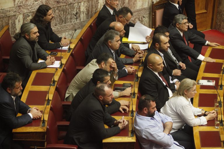 Κόντρες στη Βουλή με τη Χρυσή Αυγή για την κάρτα του Πολίτη | Newsit.gr Κόντρες στη Βουλή με τη Χρυσή Αυγή για την κάρτα του Πολίτη | Newsit.gr