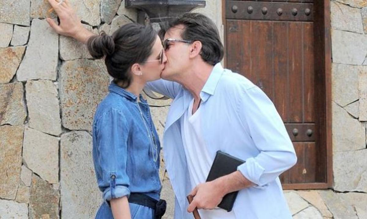 O Charlie Sheen και τα καυτά φιλιά με την πορνοστάρ! | Newsit.gr O Charlie Sheen και τα καυτά φιλιά με την πορνοστάρ! | Newsit.gr