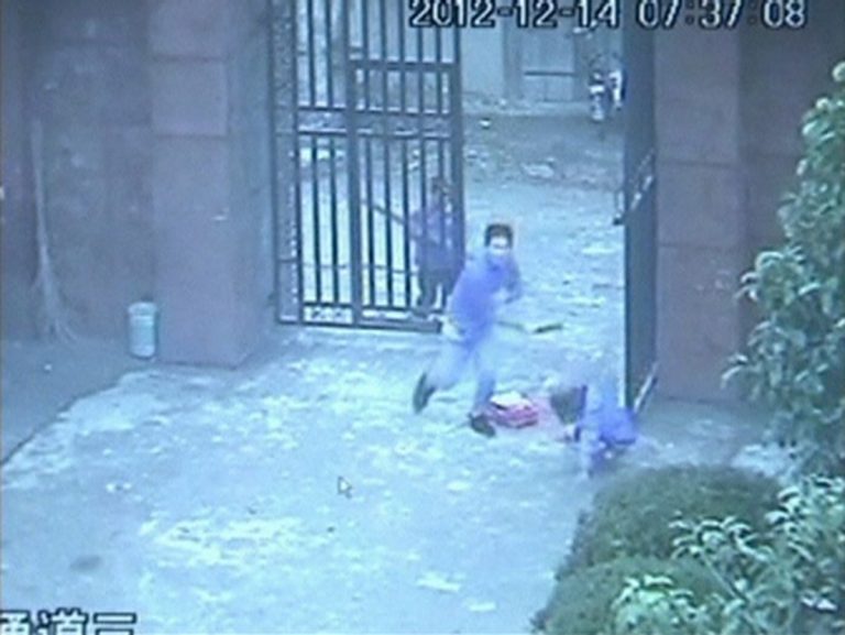 Τρομακτικό video: η στιγμή που άνδρας προσπαθεί να μαχαιρώσει παιδιά | Newsit.gr Τρομακτικό video: η στιγμή που άνδρας προσπαθεί να μαχαιρώσει παιδιά | Newsit.gr
