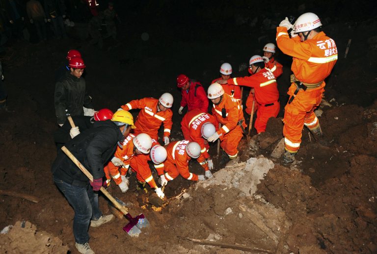 19 παιδιά ανάμεσα στους νεκρούς από κατολίσθηση στην Κίνα | Newsit.gr 19 παιδιά ανάμεσα στους νεκρούς από κατολίσθηση στην Κίνα | Newsit.gr