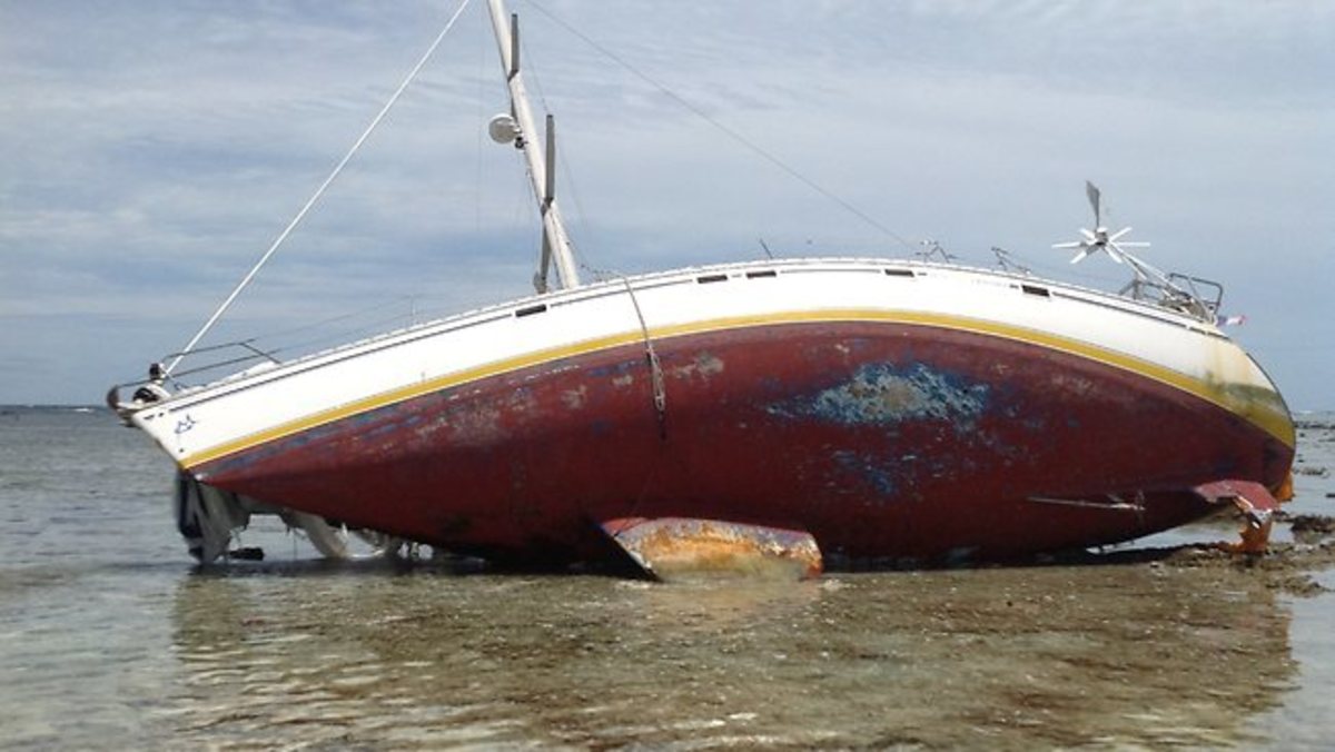 Το ναυαγισμένο γιοτ, το πτώμα και τα 200 κιλά κοκαϊνης | Newsit.gr Το ναυαγισμένο γιοτ, το πτώμα και τα 200 κιλά κοκαϊνης | Newsit.gr