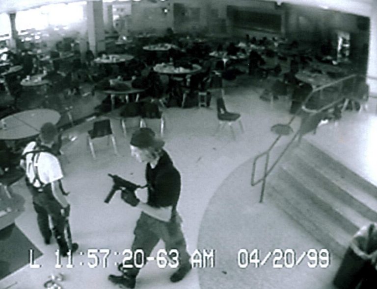 Από το Columbine και το Virginia Tech έως το Oikos – Επιθέσεις σε σχολεία των ΗΠΑ που χαράχθηκαν στη μνήμη | Newsit.gr Από το Columbine και το Virginia Tech έως το Oikos – Επιθέσεις σε σχολεία των ΗΠΑ που χαράχθηκαν στη μνήμη | Newsit.gr