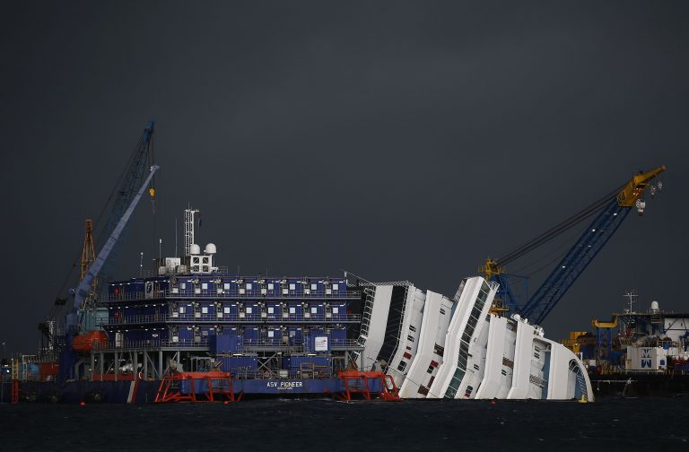 400 εκ.δολάρια για την ανέλκυση του Costa Concordia | Newsit.gr 400 εκ.δολάρια για την ανέλκυση του Costa Concordia | Newsit.gr