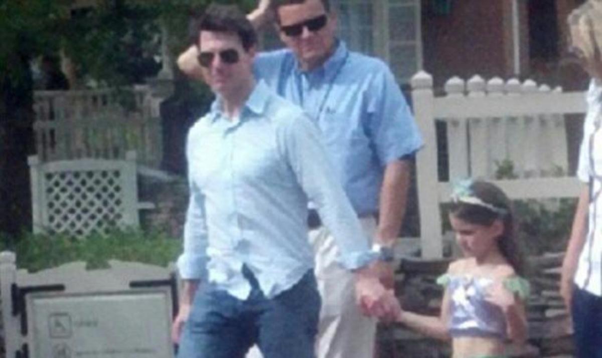 T. Cruise: Μαζί με την Suri στην Disneyland! | Newsit.gr T. Cruise: Μαζί με την Suri στην Disneyland! | Newsit.gr