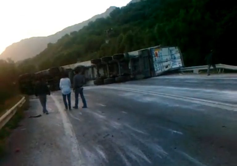 «Τούμπαρε» νταλίκα στην εθνική οδό – Κυκλοφοριακό κομφούζιο για τουλάχιστον 4 ώρες | Newsit.gr «Τούμπαρε» νταλίκα στην εθνική οδό – Κυκλοφοριακό κομφούζιο για τουλάχιστον 4 ώρες | Newsit.gr