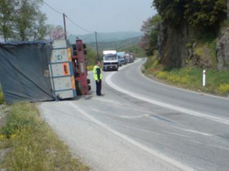 Ηράκλειο: Νταλίκα αναποδογύρισε λόγω παγετού! | Newsit.gr Ηράκλειο: Νταλίκα αναποδογύρισε λόγω παγετού! | Newsit.gr