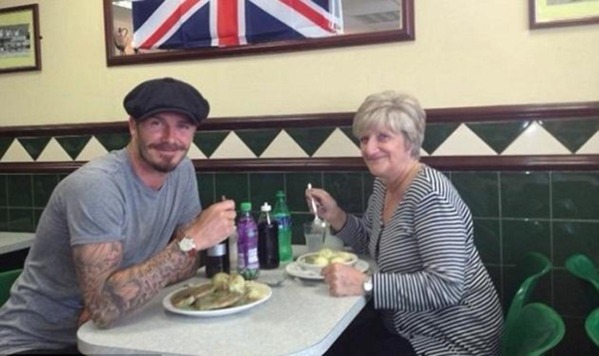 Το αγόρι της μαμάς! Ο D. Beckham πήγε βόλτα με την μαμά του | Newsit.gr Το αγόρι της μαμάς! Ο D. Beckham πήγε βόλτα με την μαμά του | Newsit.gr