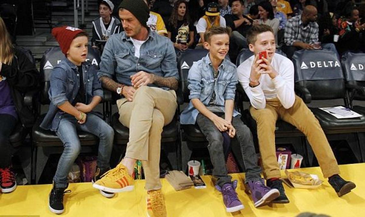 David Beckham: Στο γήπεδο με τους γιους του! | Newsit.gr David Beckham: Στο γήπεδο με τους γιους του! | Newsit.gr