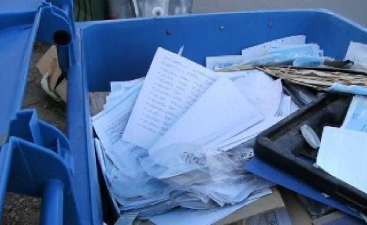 Κρήτη: Στα σκουπίδια τα αρχεία φορολογουμένων μετά το κλείσιμο ΔΟΥ! ΦΩΤΟ | Newsit.gr Κρήτη: Στα σκουπίδια τα αρχεία φορολογουμένων μετά το κλείσιμο ΔΟΥ! ΦΩΤΟ | Newsit.gr