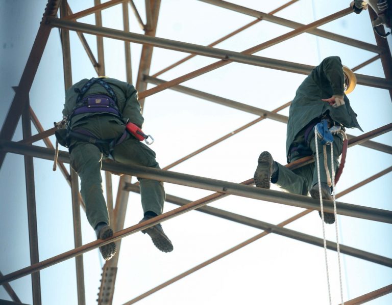 Ημαθία: Σκοτώθηκε στην προσπάθειά του να κλέψει τα καλώδια από κολώνα της ΔΕΗ | Newsit.gr Ημαθία: Σκοτώθηκε στην προσπάθειά του να κλέψει τα καλώδια από κολώνα της ΔΕΗ | Newsit.gr