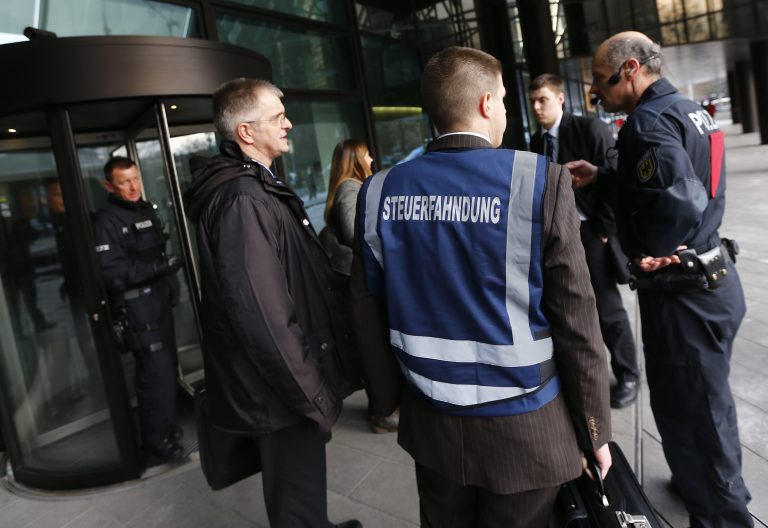 Υπό κράτηση 4 από τους 5 εργαζόμενους της Deutsche Bank | Newsit.gr Υπό κράτηση 4 από τους 5 εργαζόμενους της Deutsche Bank | Newsit.gr