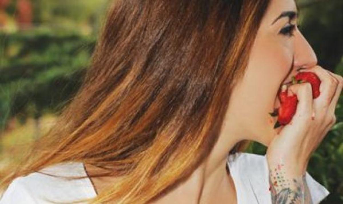Η «Τασούλα» φωτογραφίζεται και μιλά για τα τατουάζ της! Video | Newsit.gr Η «Τασούλα» φωτογραφίζεται και μιλά για τα τατουάζ της! Video | Newsit.gr