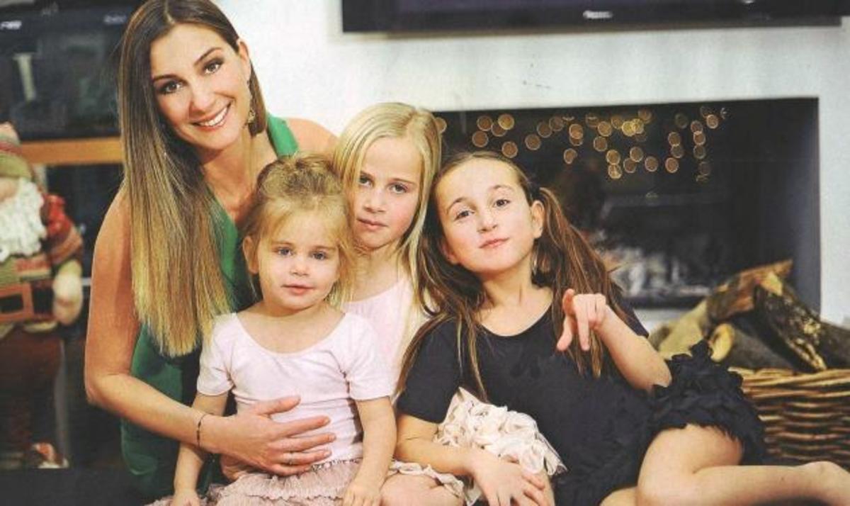 Γ. Διαμαντή: Φωτογραφίζεται για πρώτη φορά με τις τρεις κόρες της! | Newsit.gr Γ. Διαμαντή: Φωτογραφίζεται για πρώτη φορά με τις τρεις κόρες της! | Newsit.gr