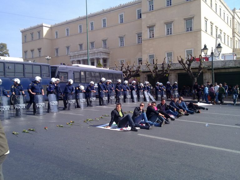 Καθιστική διαμαρτυρία έξω από τη Βουλή για τις λαϊκές | Newsit.gr Καθιστική διαμαρτυρία έξω από τη Βουλή για τις λαϊκές | Newsit.gr
