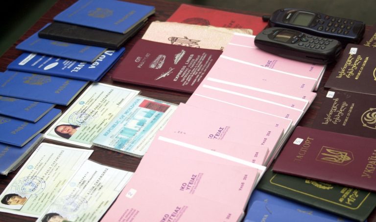 Πλήρωσαν την «ταρίφα» για τα πλαστά διαβατήρια αλλά τους συνέλαβαν | Newsit.gr Πλήρωσαν την «ταρίφα» για τα πλαστά διαβατήρια αλλά τους συνέλαβαν | Newsit.gr