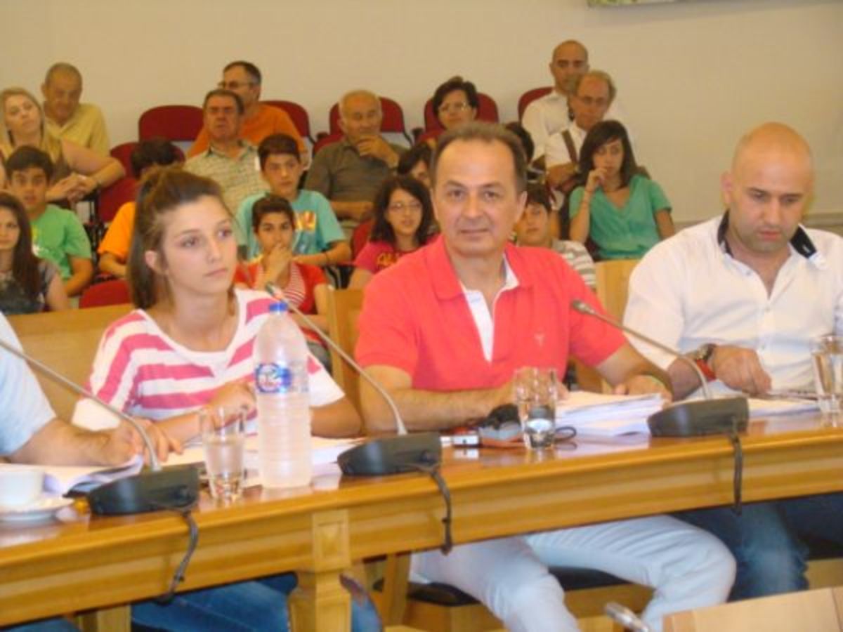 Φθιώτιδα: Τα παιδιά στρίμωξαν το δήμαρχο στο δημο | Newsit.gr Φθιώτιδα: Τα παιδιά στρίμωξαν το δήμαρχο στο δημο | Newsit.gr