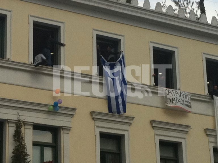 Κατάληψη μετά…. μουσικής στη Δήμο Αθηναίων – Δείτε το βίντεο | Newsit.gr Κατάληψη μετά…. μουσικής στη Δήμο Αθηναίων – Δείτε το βίντεο | Newsit.gr