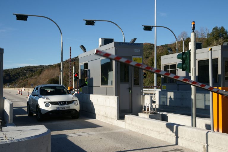 Περνούσε τα διόδια με ξένη κάρτα και πλαστές πινακίδες | Newsit.gr Περνούσε τα διόδια με ξένη κάρτα και πλαστές πινακίδες | Newsit.gr