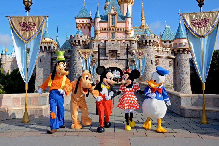 Η Disneyland φοράει φουστανέλα και γιορτάζει με καλαματιανό και φαγητά από γνωστή μας σεφ! | Newsit.gr Η Disneyland φοράει φουστανέλα και γιορτάζει με καλαματιανό και φαγητά από γνωστή μας σεφ! | Newsit.gr