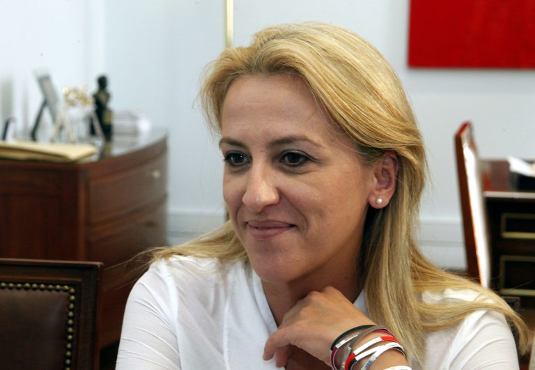 Στο δρόμο Τατσόπουλου η Ρ. Δούρου: «Το μόνο που δεν είπαν είναι πως ο Τσίπρας θα σας γαμ… τις γυναίκες» | Newsit.gr Στο δρόμο Τατσόπουλου η Ρ. Δούρου: «Το μόνο που δεν είπαν είναι πως ο Τσίπρας θα σας γαμ… τις γυναίκες» | Newsit.gr