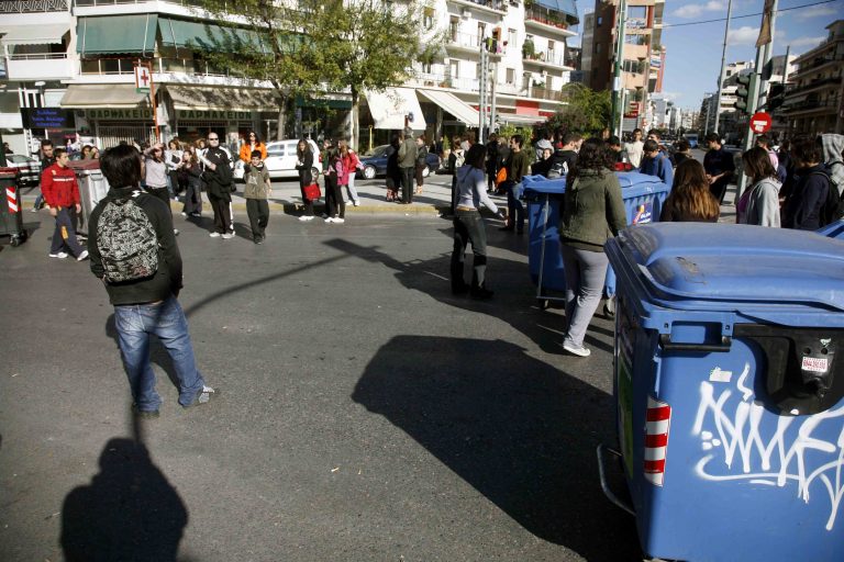 Θεσσαλονίκη: Αποκλεισμός δρόμου από μαθητές | Newsit.gr Θεσσαλονίκη: Αποκλεισμός δρόμου από μαθητές | Newsit.gr