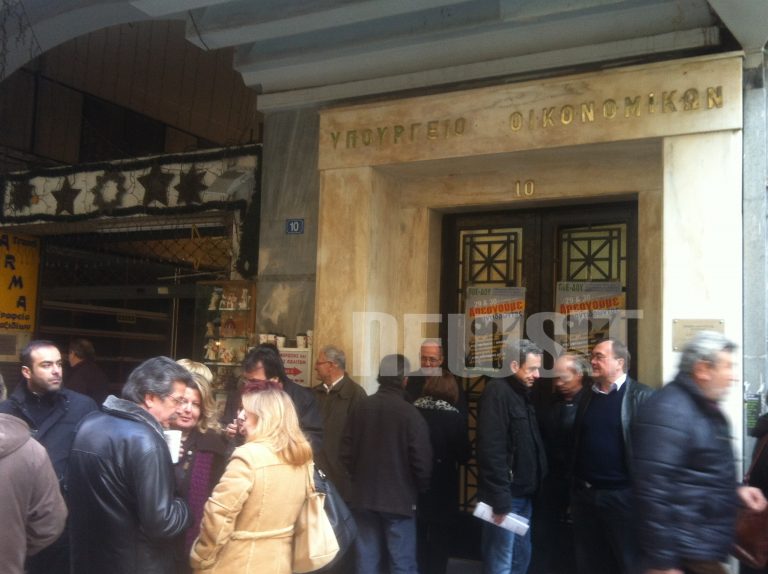 Έξω από το υπουργείο Οικονομικών οι εφοριακοί | Newsit.gr Έξω από το υπουργείο Οικονομικών οι εφοριακοί | Newsit.gr
