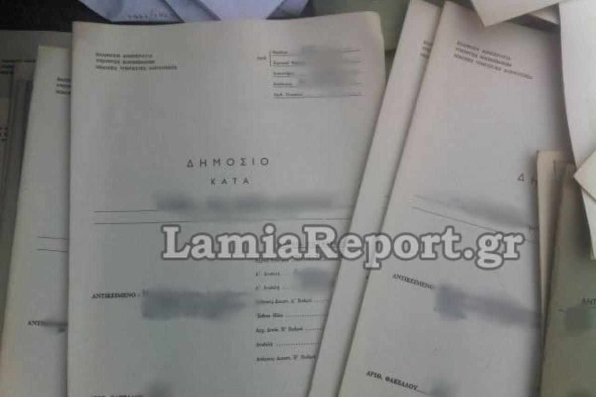 Λαμία: Δημόσια έγγραφα… στο πεζοδρόμιο! ΦΩΤΟ | Newsit.gr Λαμία: Δημόσια έγγραφα… στο πεζοδρόμιο! ΦΩΤΟ | Newsit.gr