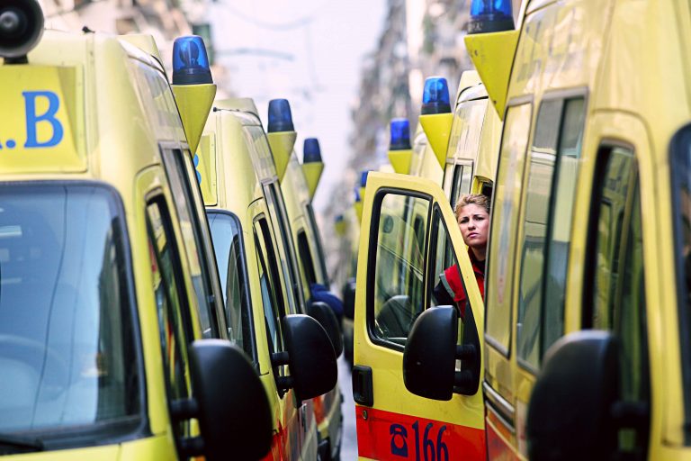 Κηπουροί…στο 166; Ποιοι θα σηκώνουν τα τηλέφωνα στο ΕΚΑΒ; | Newsit.gr Κηπουροί…στο 166; Ποιοι θα σηκώνουν τα τηλέφωνα στο ΕΚΑΒ; | Newsit.gr