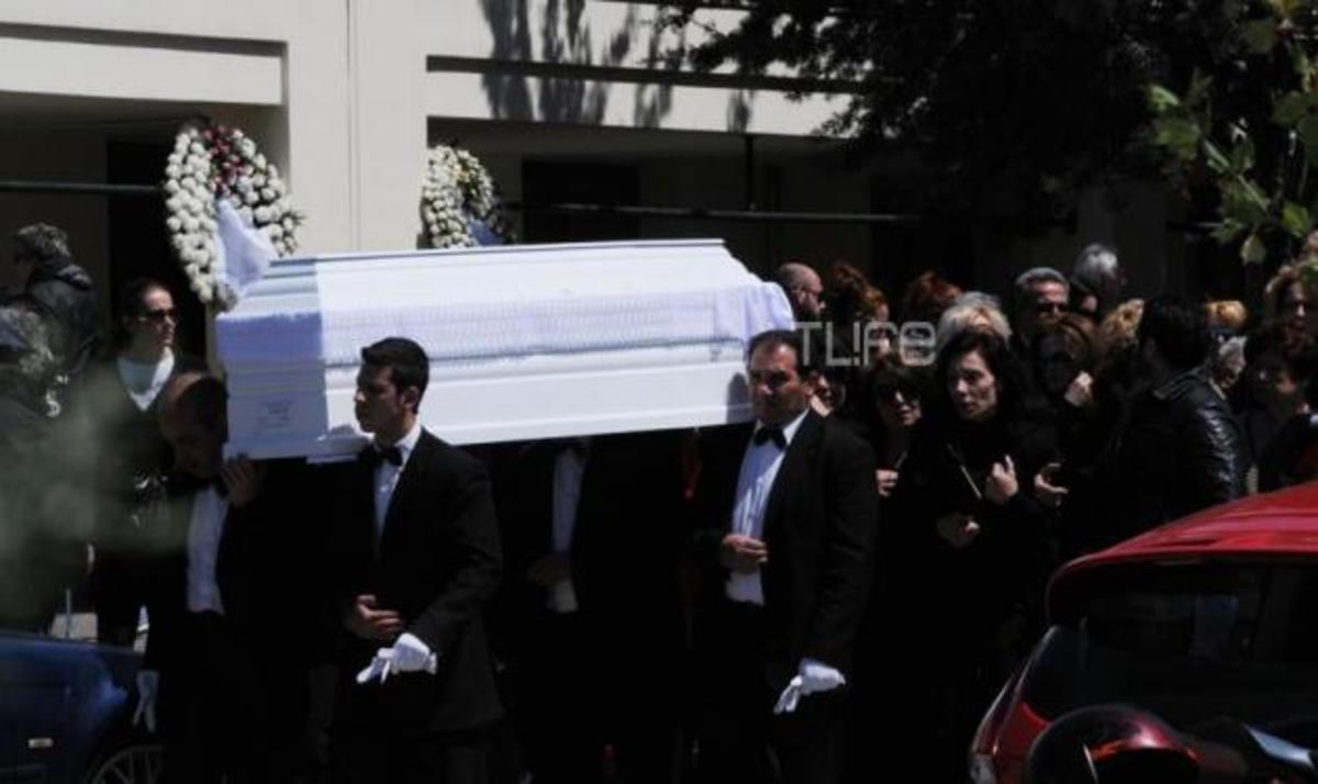 Οι φίλοι της θαρραλέας Ελένης Καλαμάρη της είπαν σήμερα το τελευταίο αντίο | Newsit.gr Οι φίλοι της θαρραλέας Ελένης Καλαμάρη της είπαν σήμερα το τελευταίο αντίο | Newsit.gr