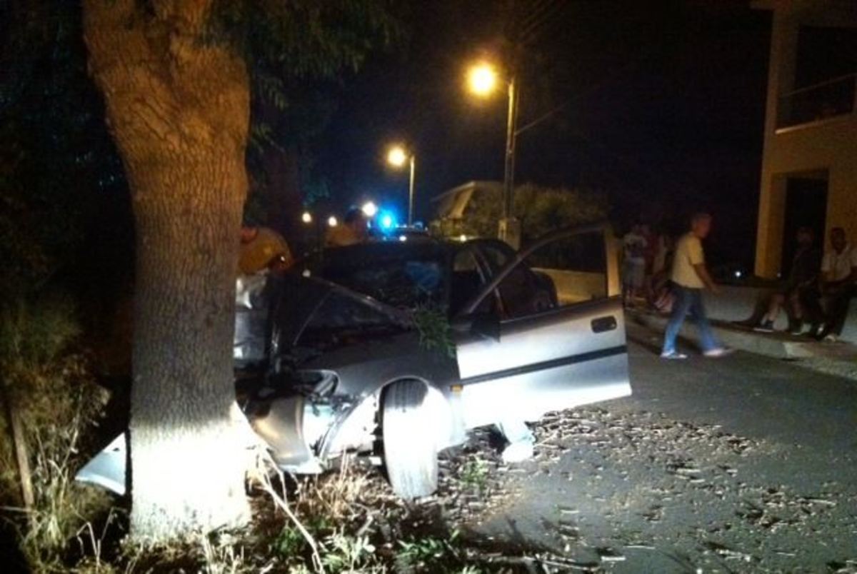 Από θάυμα ζωντανός 21χρονος οδηγός που «καρφώθηκε» σε ελιά | Newsit.gr Από θάυμα ζωντανός 21χρονος οδηγός που «καρφώθηκε» σε ελιά | Newsit.gr