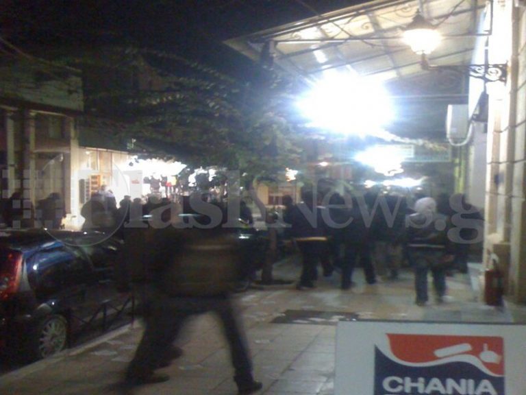 Κρήτη: Επεισόδιο από αντιεξουσιαστές σε παρουσίαση βιβλίου – ΦΩΤΟ | Newsit.gr Κρήτη: Επεισόδιο από αντιεξουσιαστές σε παρουσίαση βιβλίου – ΦΩΤΟ | Newsit.gr