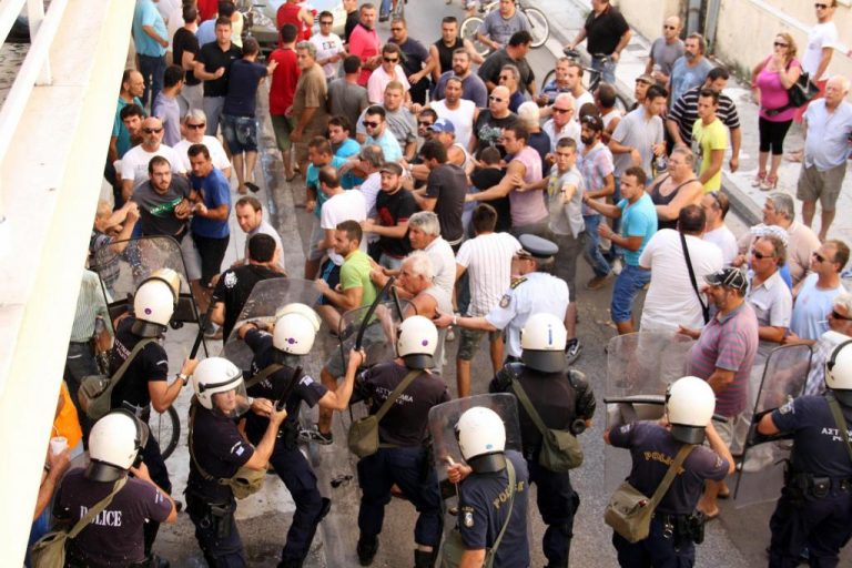 Μεσολόγγι: Δακρυγόνα και συγκρούσεις έξω από τα δικαστήρια – ΦΩΤΟ | Newsit.gr Μεσολόγγι: Δακρυγόνα και συγκρούσεις έξω από τα δικαστήρια – ΦΩΤΟ | Newsit.gr