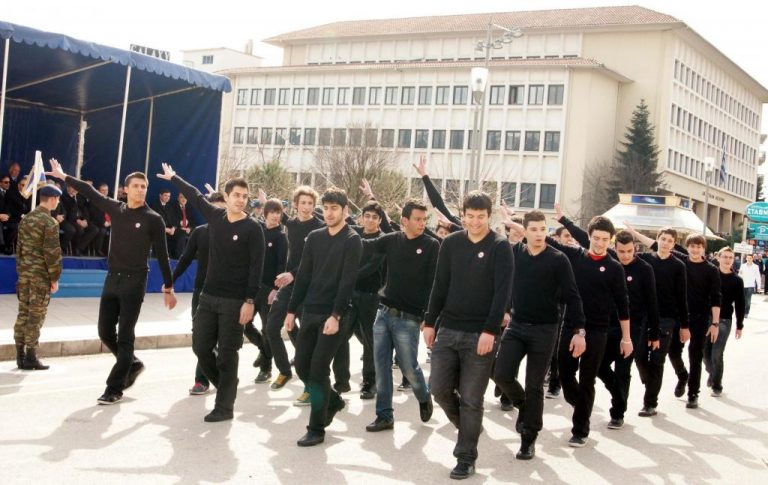 Το video της… μούτζας! Όσα έγιναν στην παρέλαση των Ιωαννίνων | Newsit.gr Το video της… μούτζας! Όσα έγιναν στην παρέλαση των Ιωαννίνων | Newsit.gr