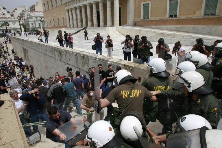 Απρόκλητη επίθεση των ΜΑΤ σε δημοσιογράφο του NewsIt | Newsit.gr Απρόκλητη επίθεση των ΜΑΤ σε δημοσιογράφο του NewsIt | Newsit.gr